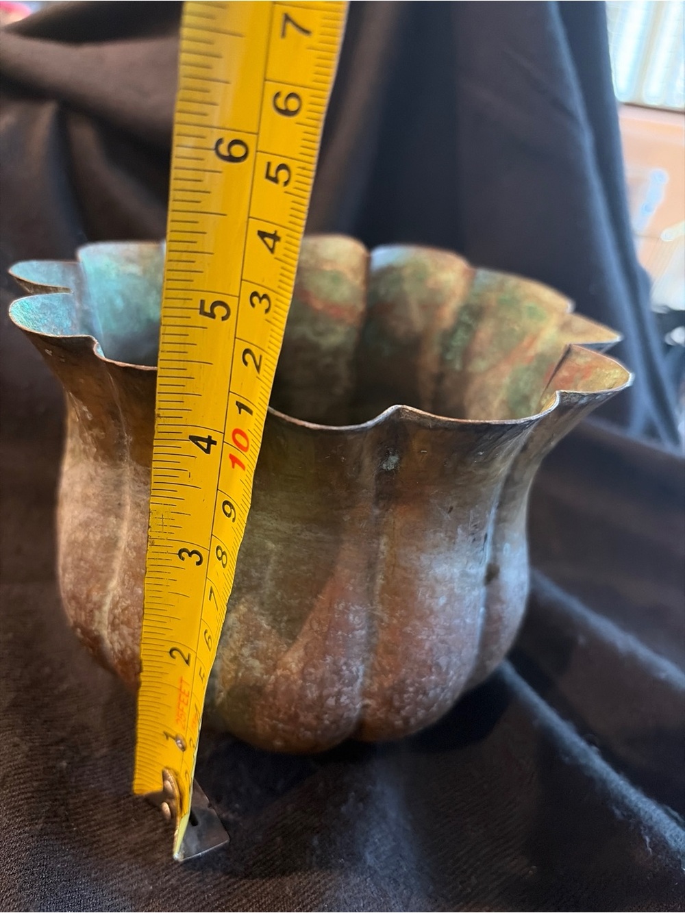 Vintage Hammered Cooper Vessel, Made in India, Scalloped edge, patina - Picture 5 of 6